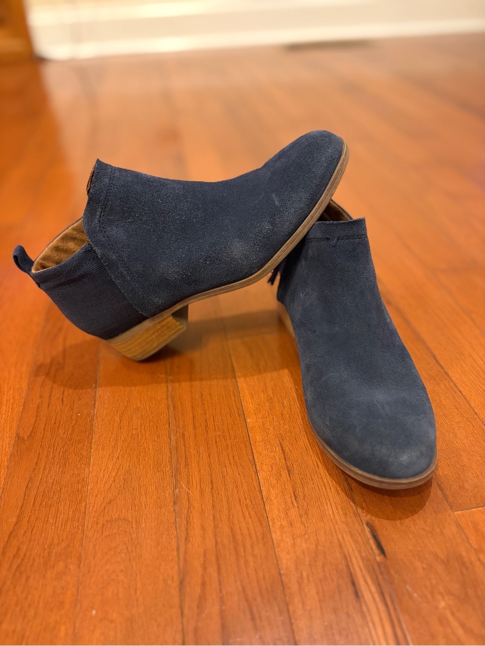 Tom’s | Women's Navy Suede Ankle Booties size 7
